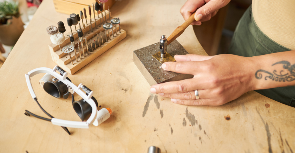 Artysta tworzący biżuterię z naturalnych materiałów