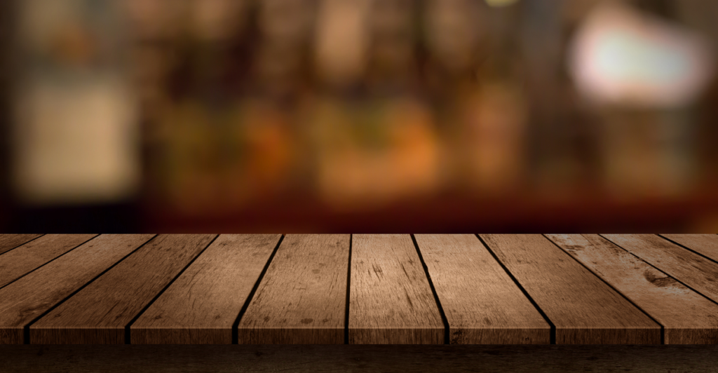 Drewniany stolik wykonany tradycyjnymi technikami